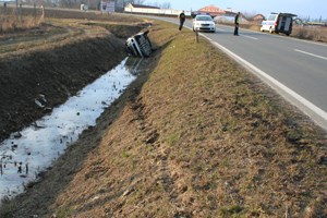 Slika PU_VS/Prometne/Vinkovci_slijetanje u kanal.JPG